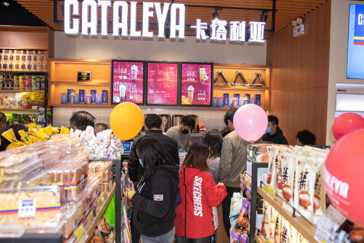 进口零食超市铺货必备条件,进口零食店提高销量办法