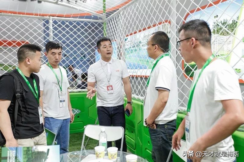 火辣辣的重庆教育装备展哗啦啦的恰好时校园智能足球场！