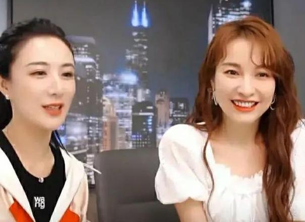 吴昕现身薇娅直播间,一边跳舞一边吃,3分种爆卖6400枚蛋黄酥