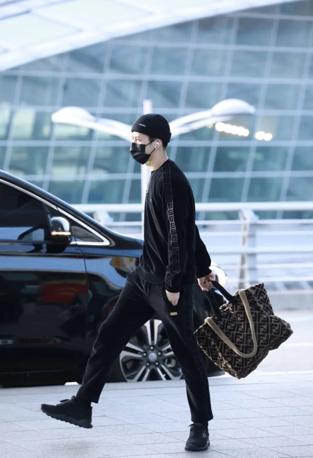 衣品超级好的男明星,王嘉尔穿的蔡徐坤同款衣服