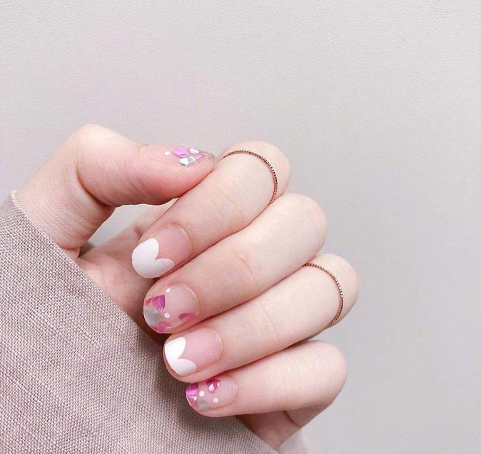 万能的亮片美甲不仅让你的指尖更出众，还会让你拥有好心情哦！