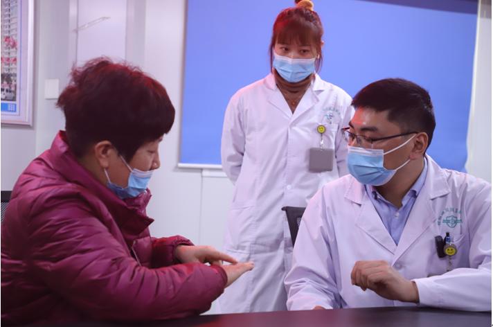 爱心人士慰问抗疫一线工作人员,同心抗疫情慰问暖人心