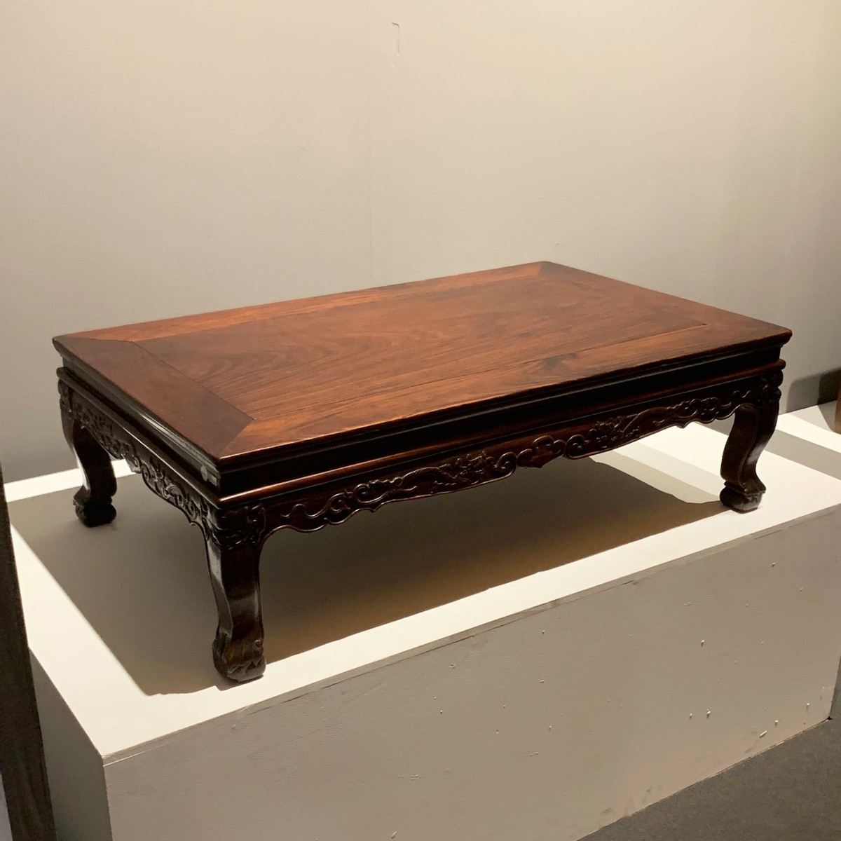 黄花梨小炕桌一百多年的值多少钱,黄花梨透雕螭龙纹炕桌