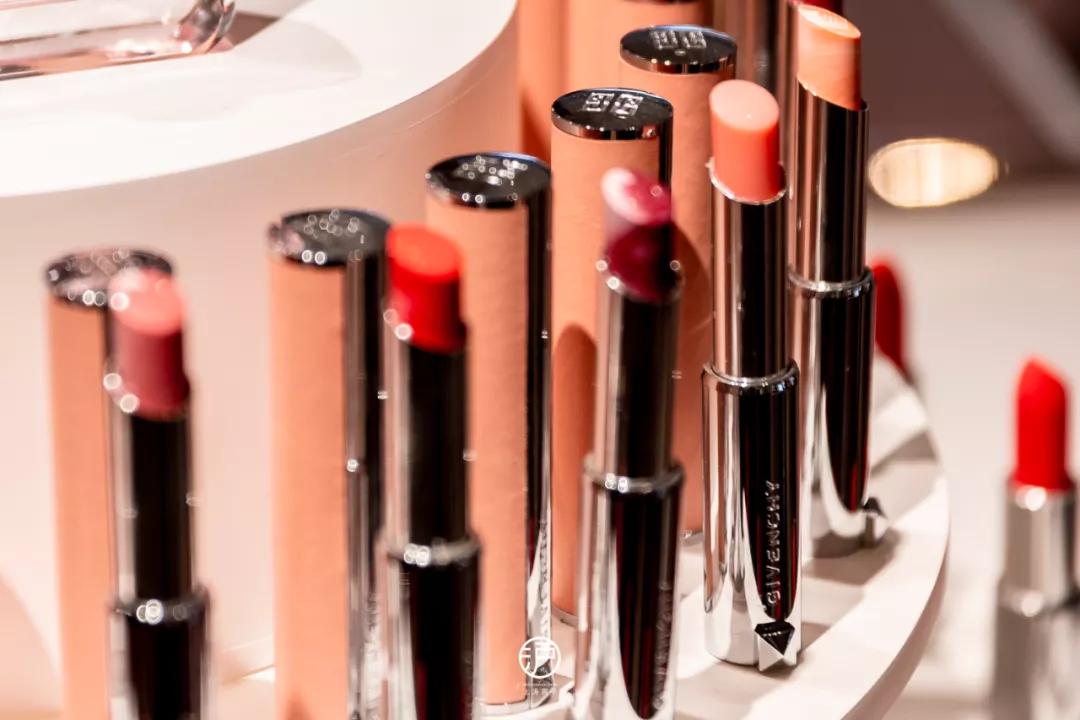 纪梵希高定绒雾妆容,纪梵希步入妆艺空间开启高定惊喜