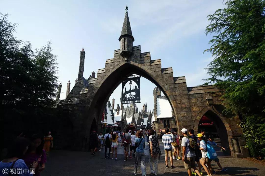 迪士尼乐园:香港向左,上海向右