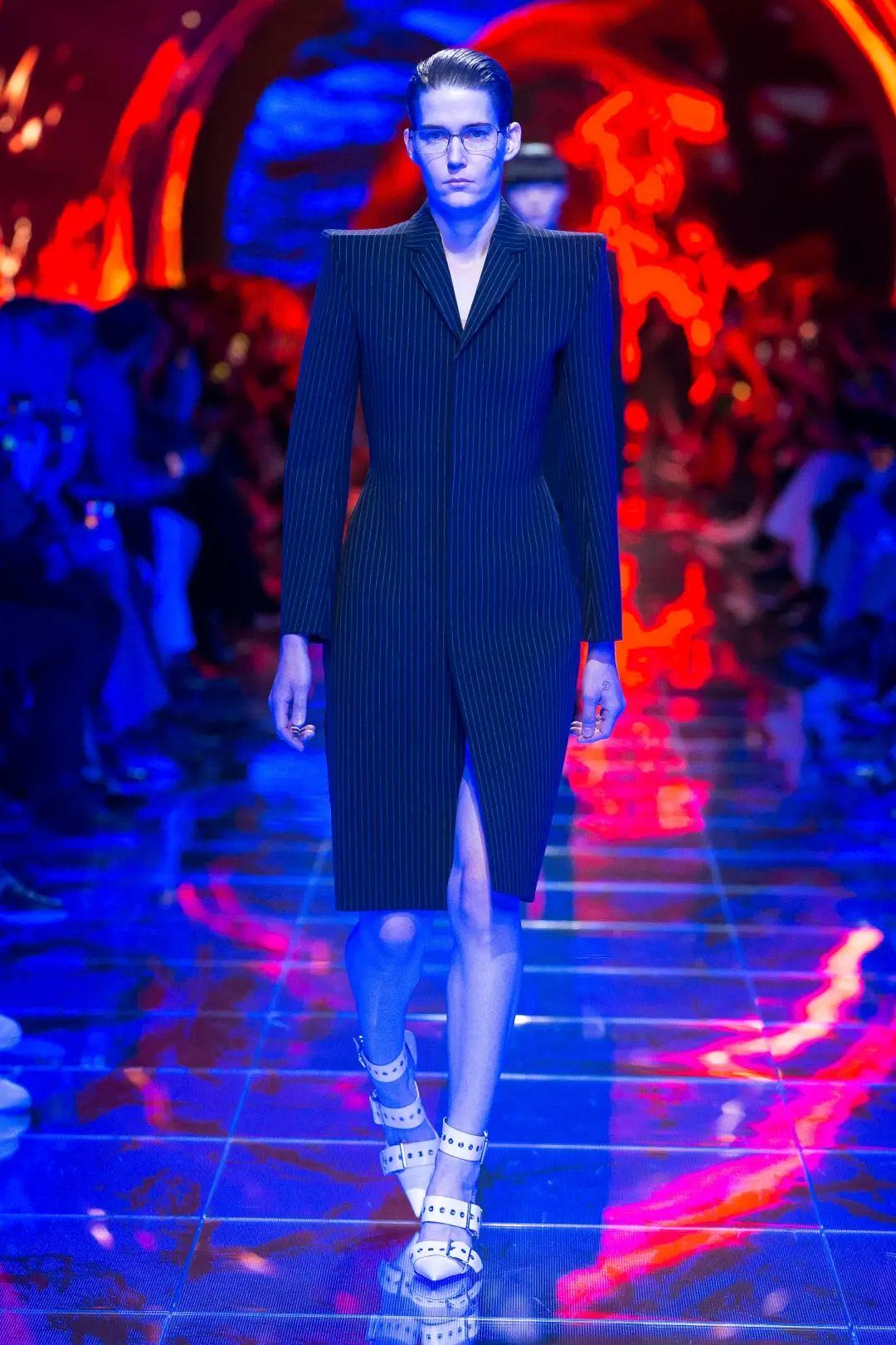 快成主流的“亚逼”，是一个___词？