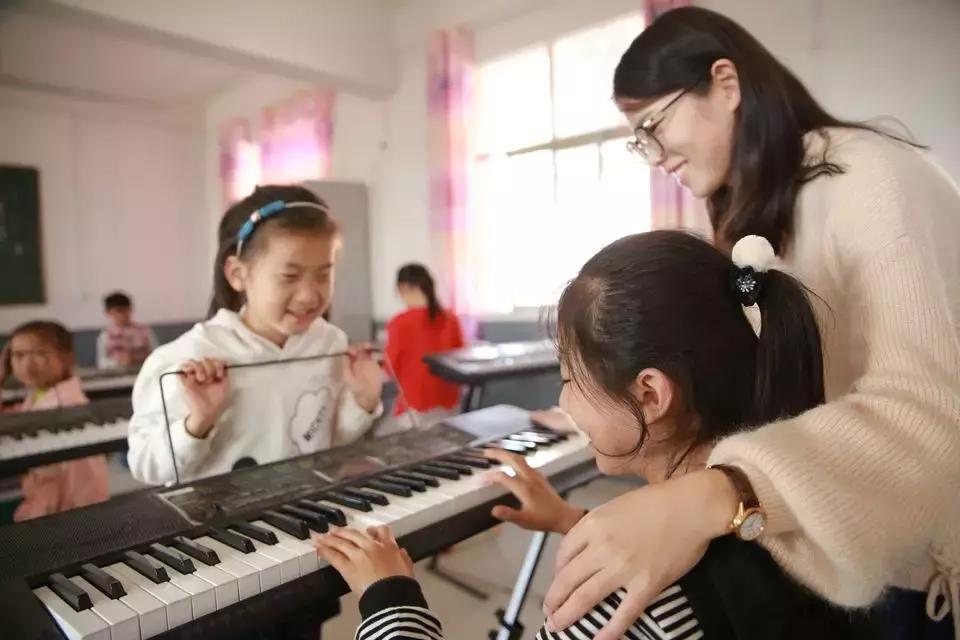 80后校长用三句话救活“三无学校”，改变山区孩子的命运