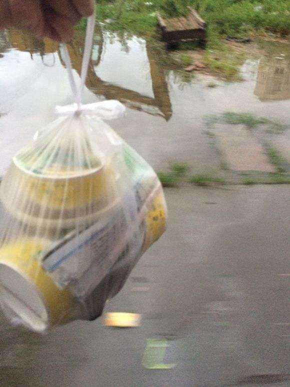 女孩面试外卖员，面试官问送餐路上汤洒了咋办？道歉的都淘汰了