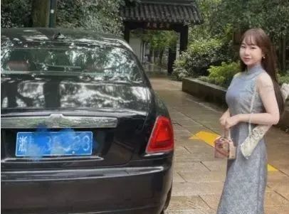 “佛媛”炫富摆拍，露大腿逛寺庙，袈裟也藏不住狐狸的尾巴