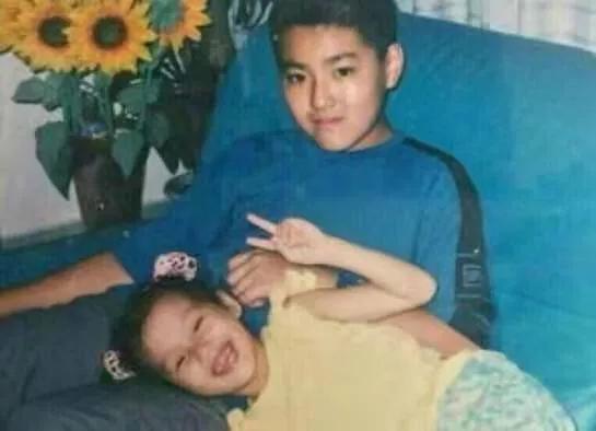 接触吴亦凡现状:一个人住在六平方米的单间里,瘫倒在地睡着了