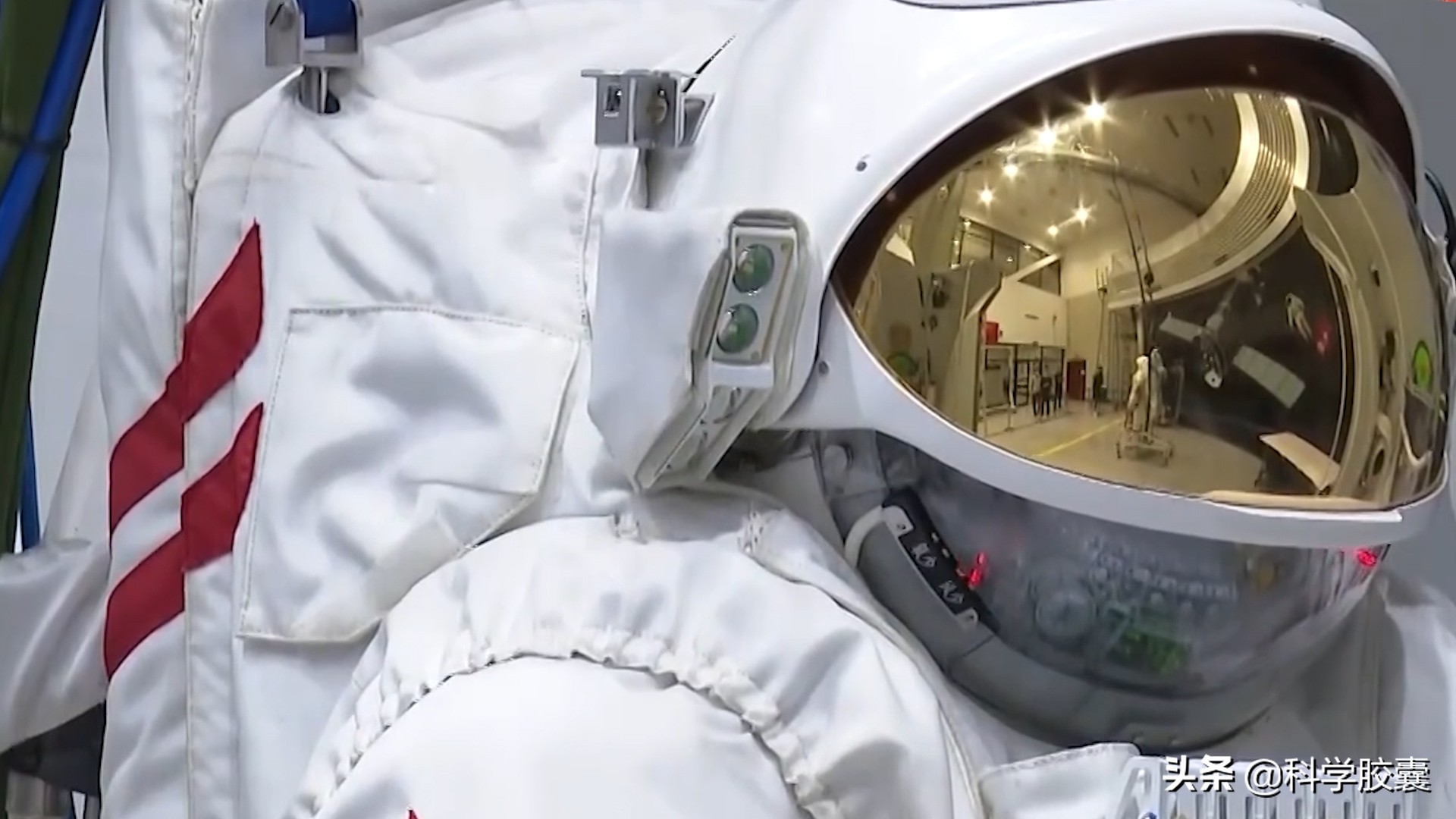 航天员出舱为什么不被甩出去,航天员出仓要是飘走怎么办