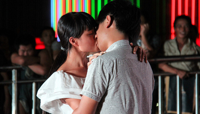 怎么让男朋友第一次主动亲你,亲男朋友的套路