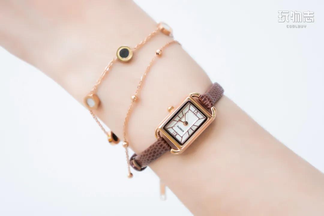 送这被夸有品位！三吉彩花同款腕表，女友戴了爱不释手
