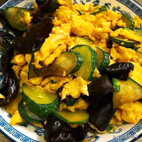 炒木耳总是噼里啪啦炸锅,炒木耳为什么会噼里啪啦的炸锅