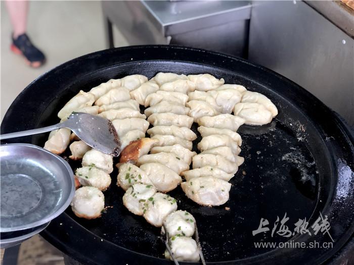 沙富生煎锅贴大王排长队也要吃的锅贴米道好