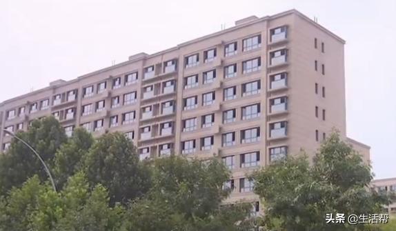 买期房说好的“入户门”换品牌了?业主:太闹心