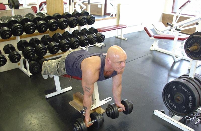 单划船练背的动作,划船式练背的正确锻炼方法