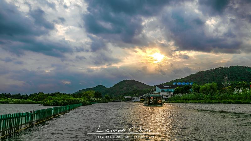 在德清下渚湖体验江南第一扳网捕鱼,水上竹筏漂流看夕阳,太美了