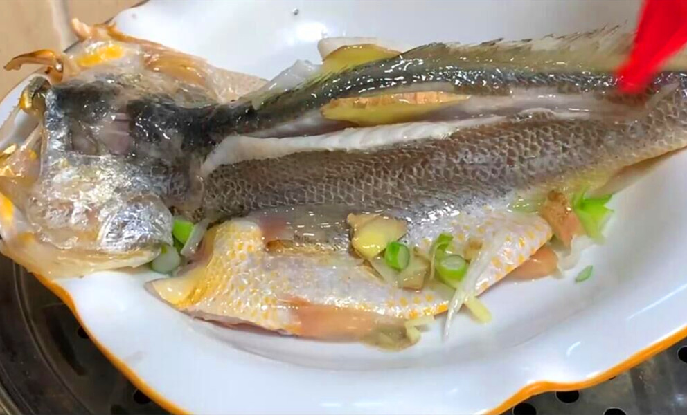 清蒸鱼不用放盐放生抽可以不,清蒸鱼时放盐还是放生抽