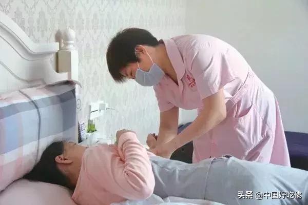 金牌月嫂讲诉，遇到宝妈没奶涨奶最简单的解决方法。