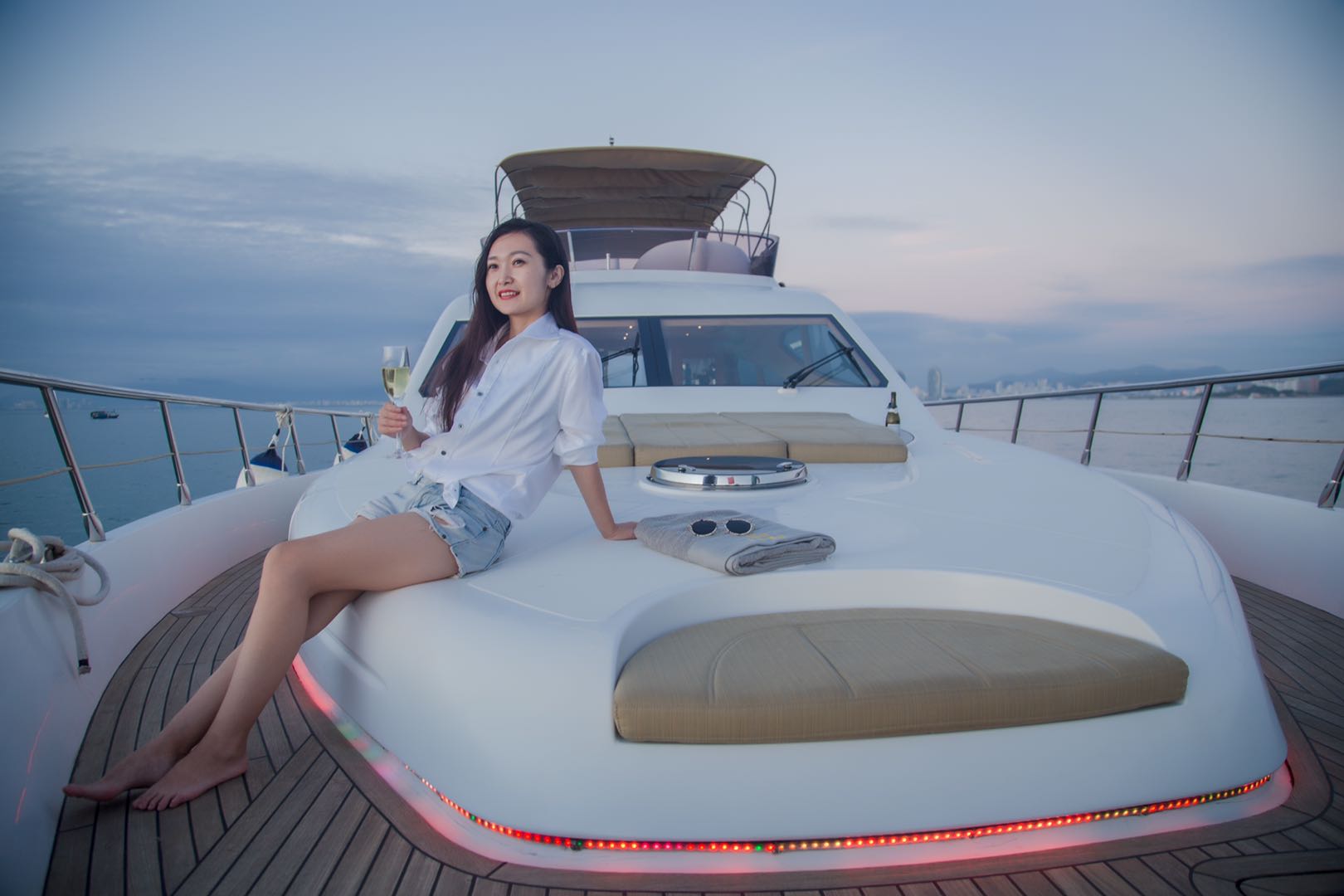 三亚旅游出海攻略游艇,三亚豪华游艇出海旅行攻略