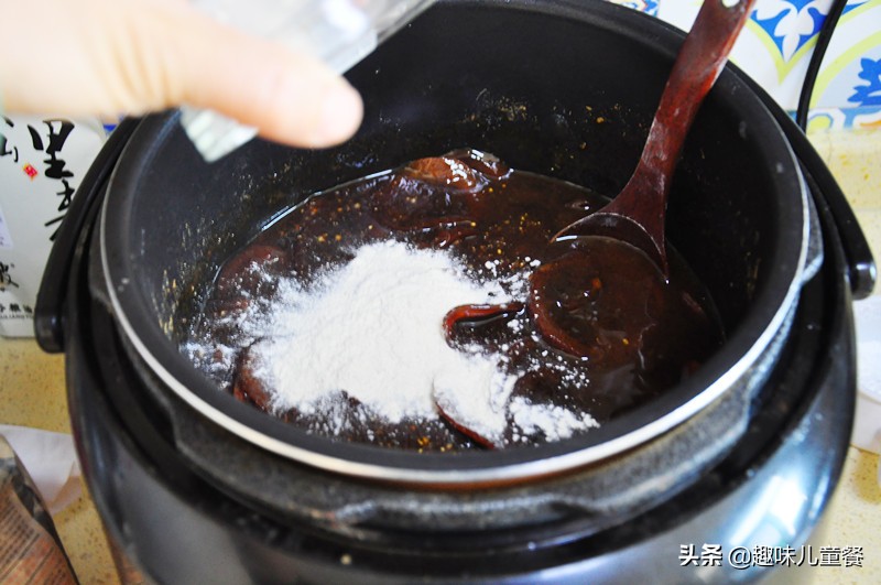 这种水果放电饭煲里煮一煮，嗓子痛和咳嗽都喝好了，成本才几块钱