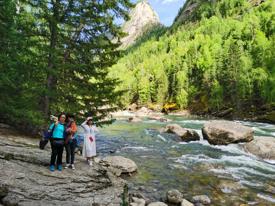 新疆天路可可托海,坐大巴从新疆去哈萨克斯坦