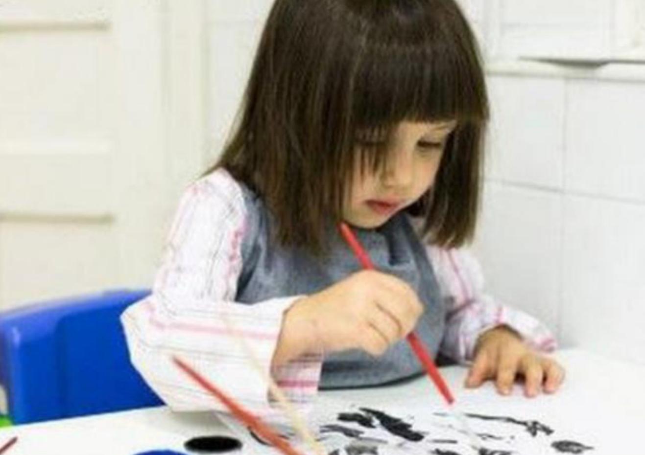 我只有两岁，是个刚拿笔乱画的娃，网友：起手的圆够我学3年