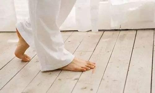 前后踮脚对腰椎的好处和坏处,经常踮脚能消除小腿肌肉吗