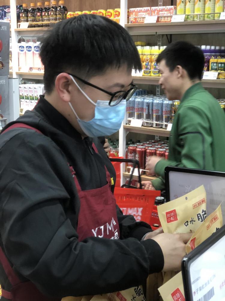 重庆首家云嘉惠进口商品特卖店开业，现场非常火爆