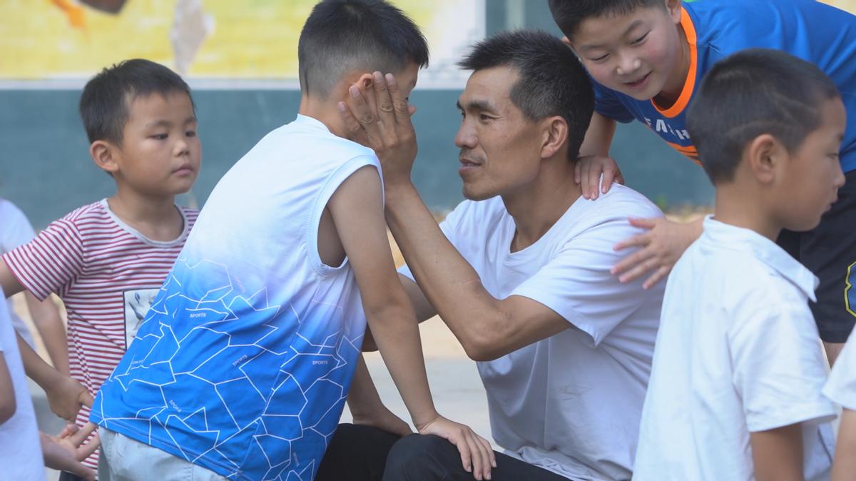 80后“白发校长”张鹏程：为了学生，不要“家”了