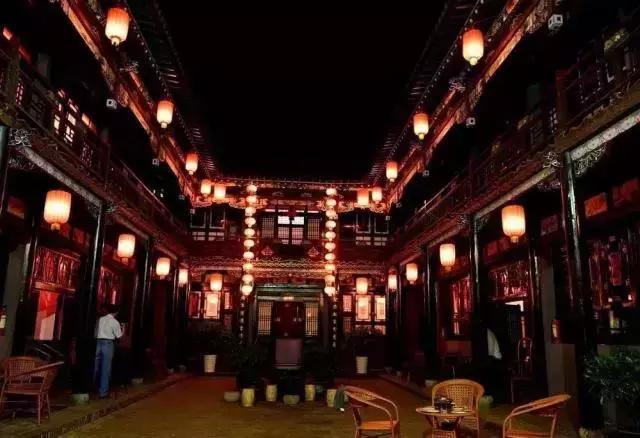 带您探索神秘大西北,一湖倒影一湖诗,半湖金色半湖