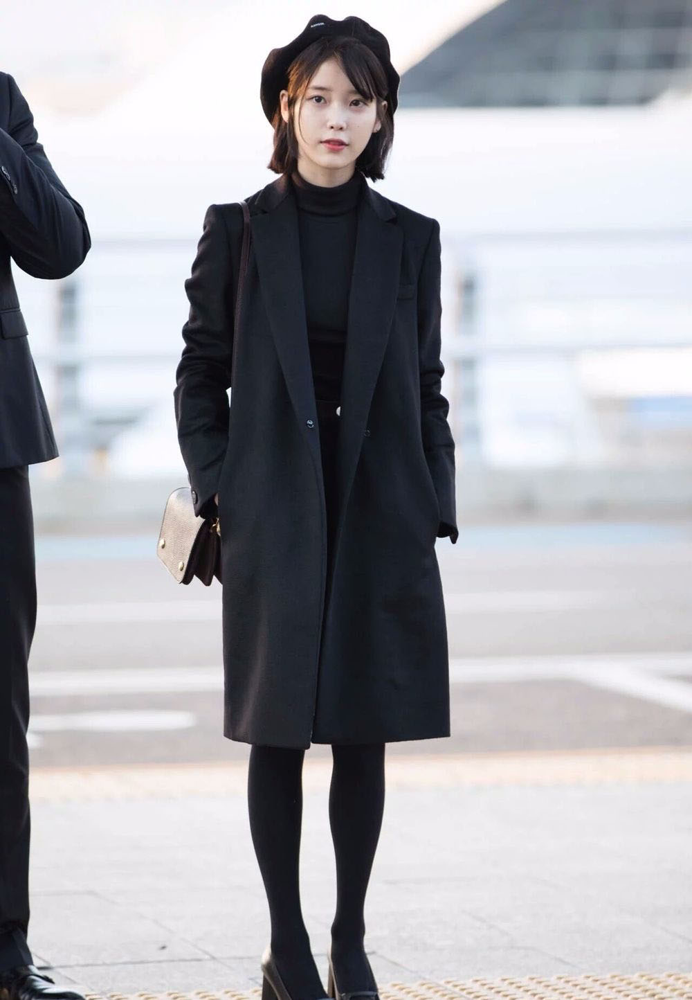 她是韩国音源女王，身穿绿毛衣搭淡紫纱裙，依旧美如少女