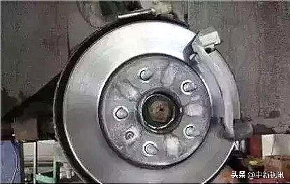 刹车时脚刹踏板抖动怎么解决,静止时刹车脚踏板抖动是怎么回事