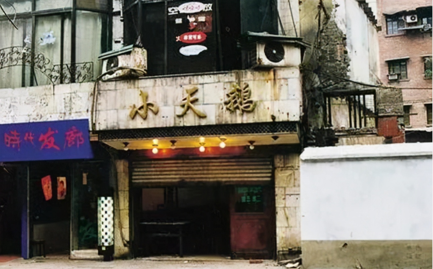 她靠3口锅摆摊起家，当上火锅皇后，断腿造洪崖洞，捧红重庆