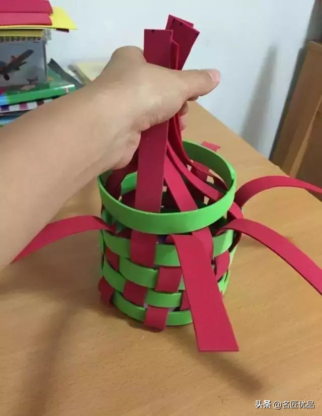 diy手工编织小花篮教程,纸杯和毛线编织的花篮详细教程