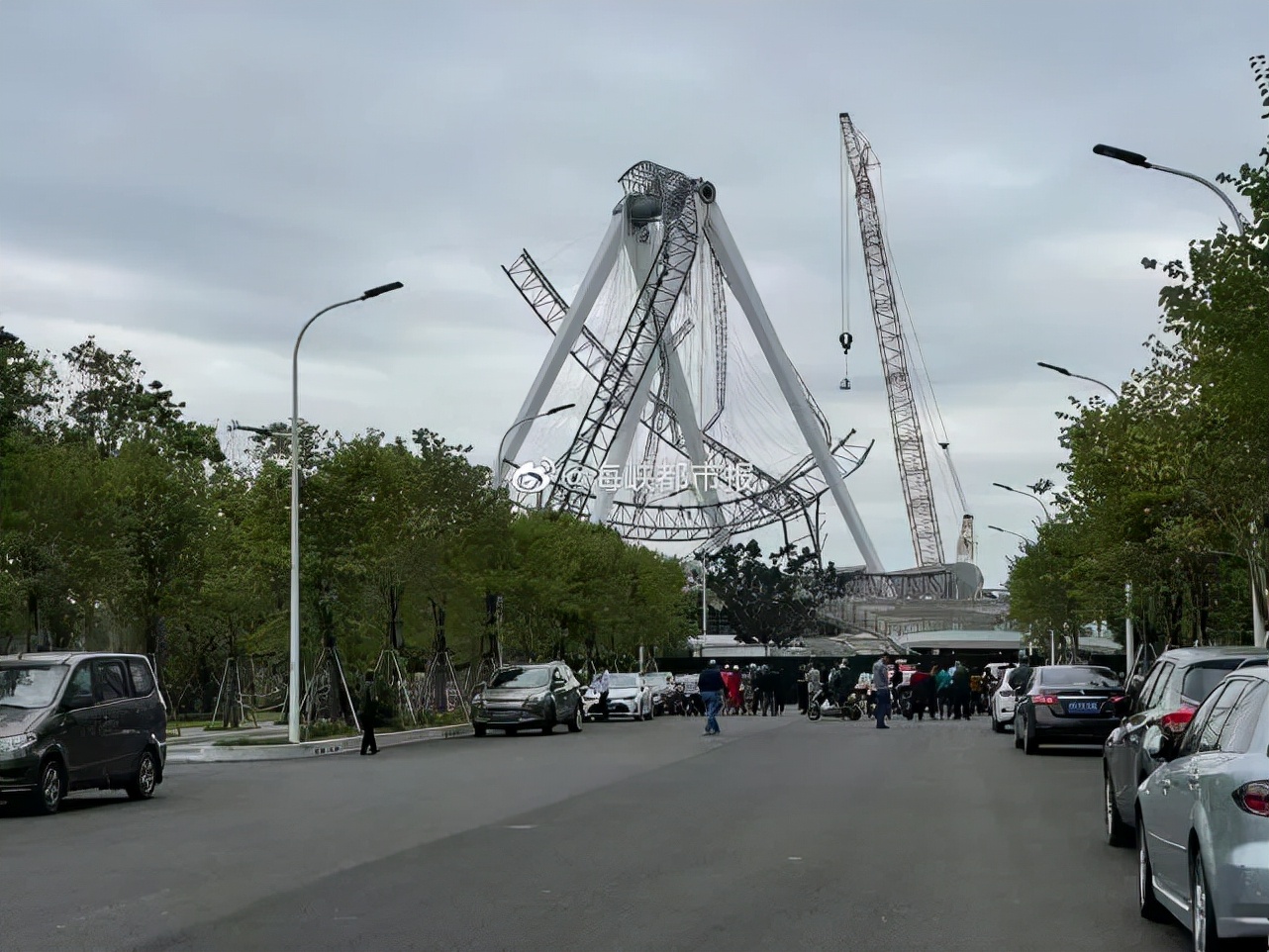 福州市一在建摩天轮倒塌全过程,福州一在建摩天轮倒塌完整