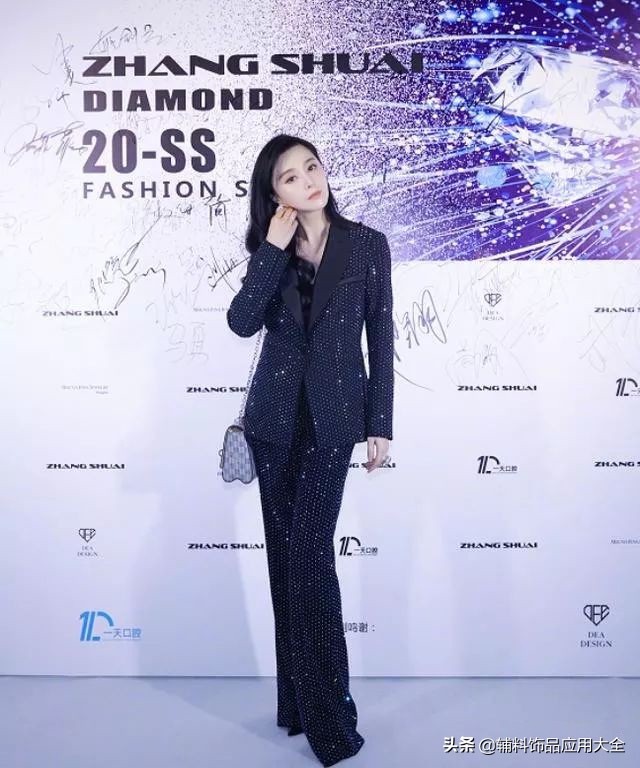 靓丽的流行元素，看水钻服装在明星身上的出彩表现