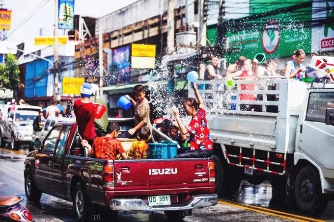 泰国芭提雅好莱坞酒吧泼水节活动,凯哥旅游团在泰国芭提雅泼水节