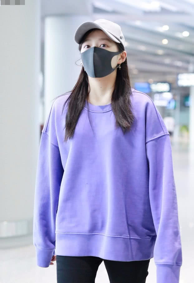 满大街都是黑白熊猫鞋,现在不流行小白鞋了吗