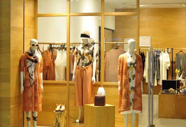 假模特服装陈列,服装展厅假模特陈列