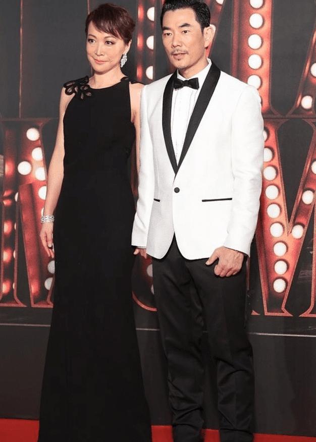 终于见到小齐哥秀恩爱了,带老婆参加活动,网友:自然脸好真实