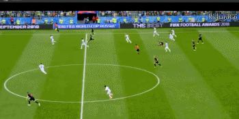 一个人扛着一支国家队足球,一个人扛着一支国家队