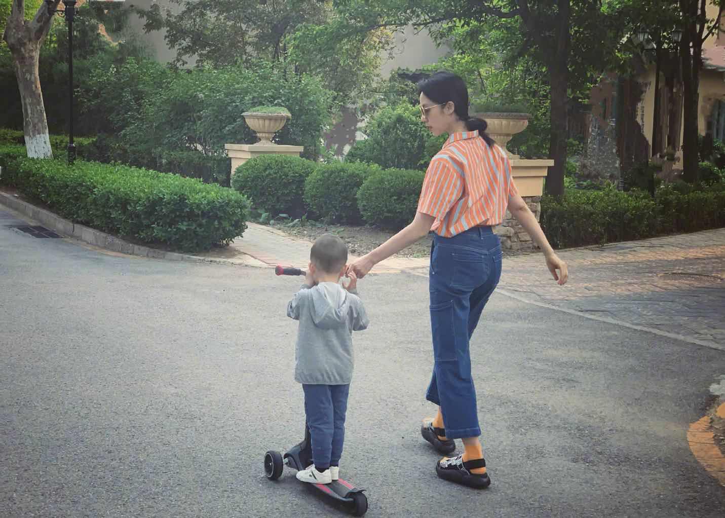 孩子骑滑板车摔倒会不会伤到内脏,骑滑板车摔到头小男孩