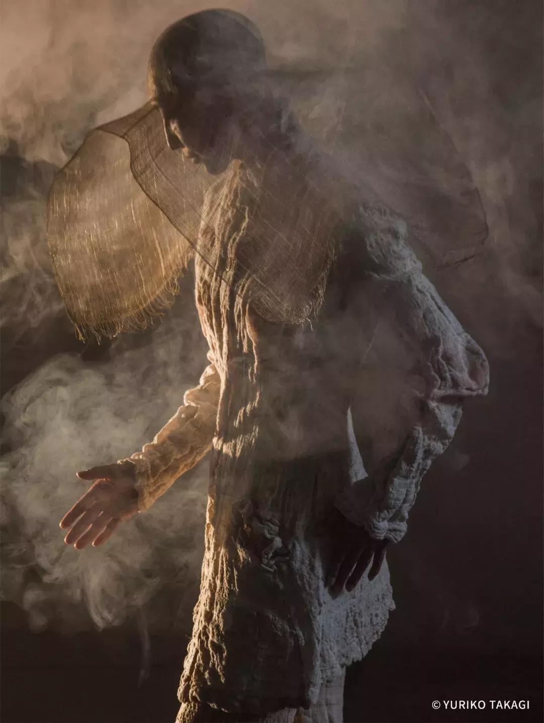 25年前，一个日本人带着天价衣服到中国，给西北人拍了一批硬照