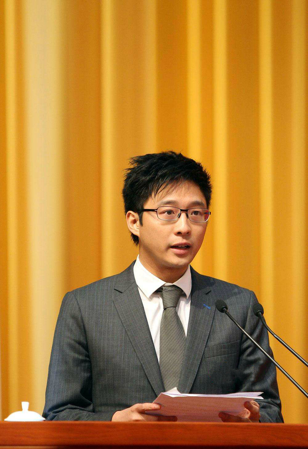 作为霍英东长子,他培养了霍启刚,却与“香港小姐”朱玲玲离婚