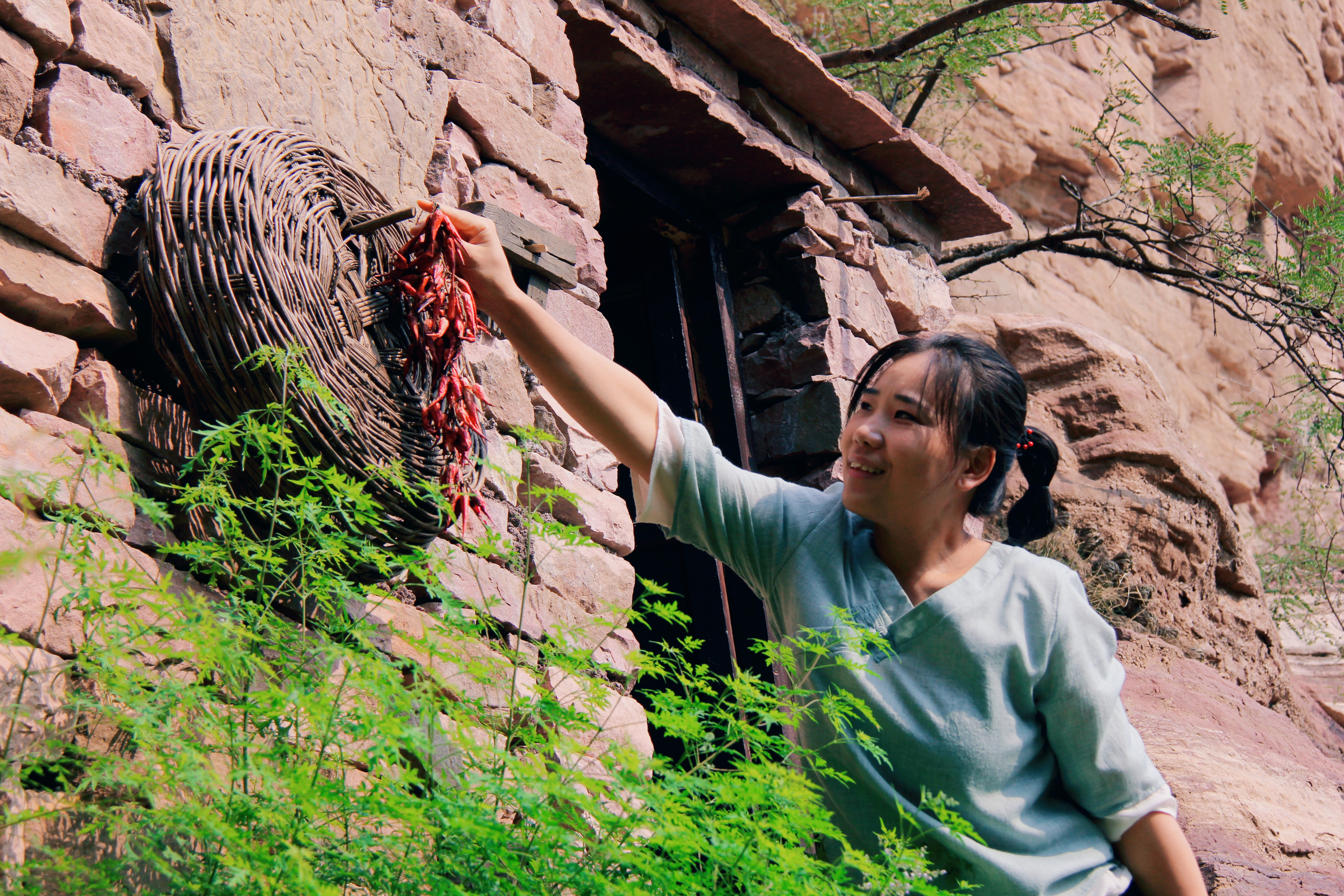 住崖穴、拍视频、卖山货,井陉网红小夫妻做起了“山大王”