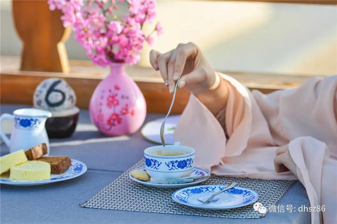 敦煌鸣沙山下百花争艳,甘肃敦煌鸣沙山下杏花枝头春意闹