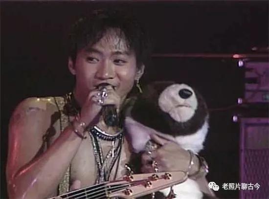 黄家驹罕见的老照片，图4与兄弟登长城，图7是他深爱过的女人