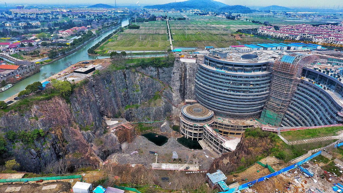 十大建筑奇迹深坑酒店,世界十大建筑奇迹的酒店